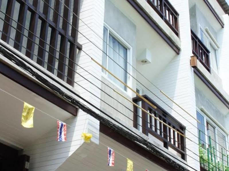Ban'S Avenue Guesthouse Тау Экстерьер фото